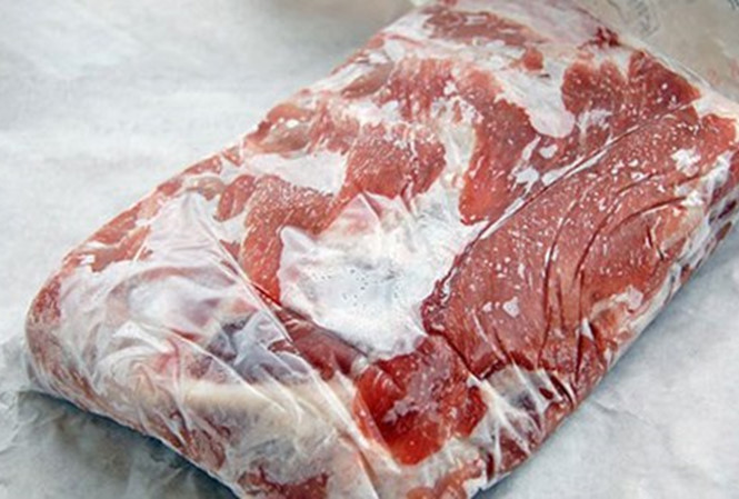Thịt để quá lâu trong tủ lạnh, chất dinh dưỡng sẽ kém đi và có khi sẽ ảnh hưởng đến sức khỏe. Ảnh: NV 