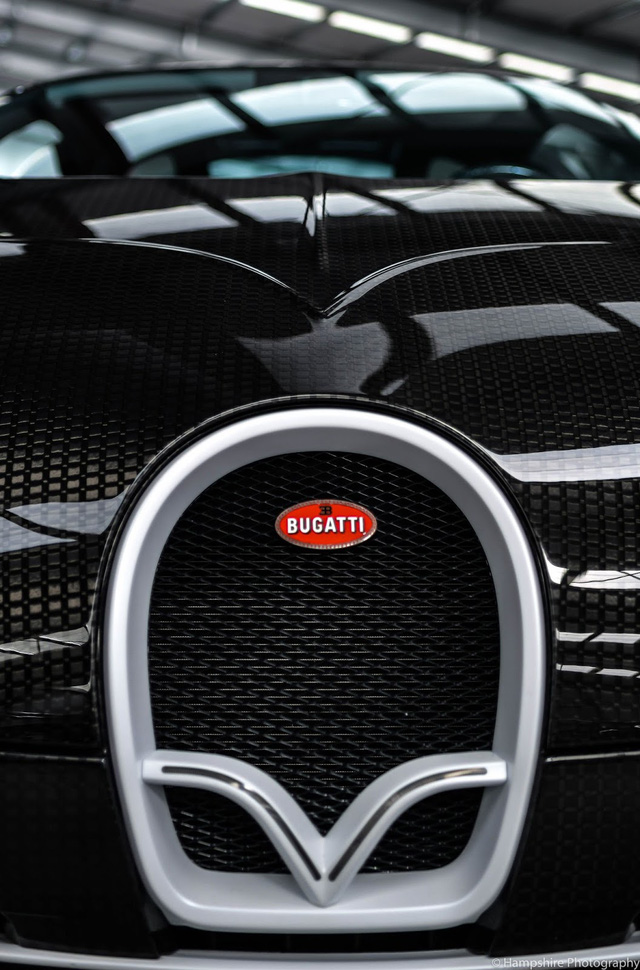 Theo thông tin rao bán, đây là chiếc siêu xe được phát triển dựa trên Bugatti Veyron thứ 3 xuất xưởng và mới chạy hết quãng đường 