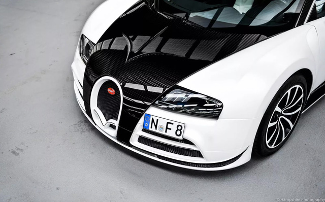 Qua tay hãng độ Mansory, chiếc Bugatti Veyron này được cải tiến đáng kể, từ ngoài vào trong. Có thể thấy điều đó thông qua cản va trước/sau mới và dải đèn LED định vị ban ngày của chiếc Bugatti Veyron Mansory Vivere.