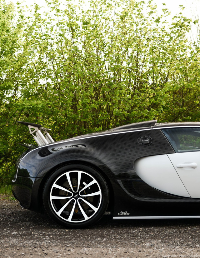 Chưa hết, chiếc Bugatti Veyron còn được hãng Mansory bổ sung bộ vành 