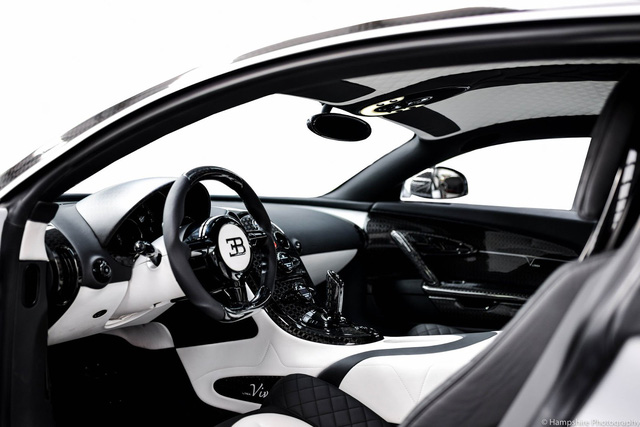 Tương tự bộ cánh ngoại thất, nội thất của chiếc Bugatti Veyron Mansory Vivere cũng được bọc da màu đen phối trắng.