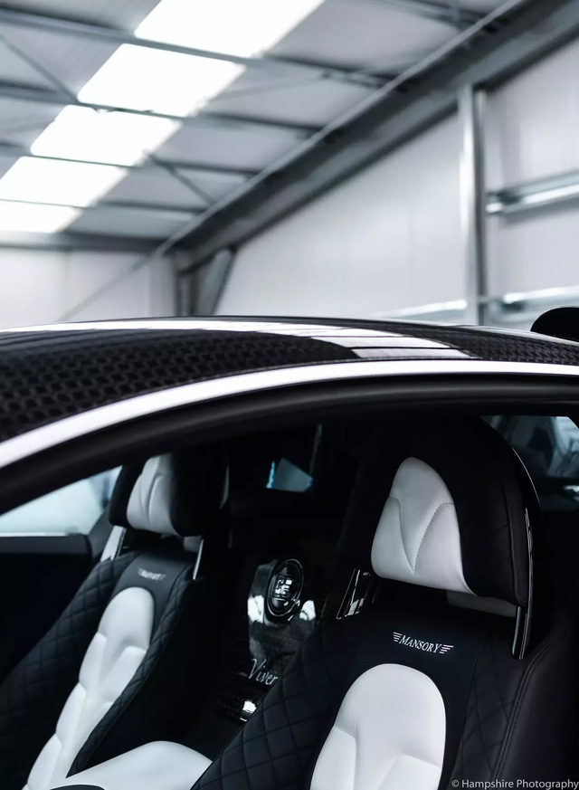 Riêng những bộ phận bọc da của chiếc Bugatti Veyron Mansory Vivere đều được khâu thủ công.