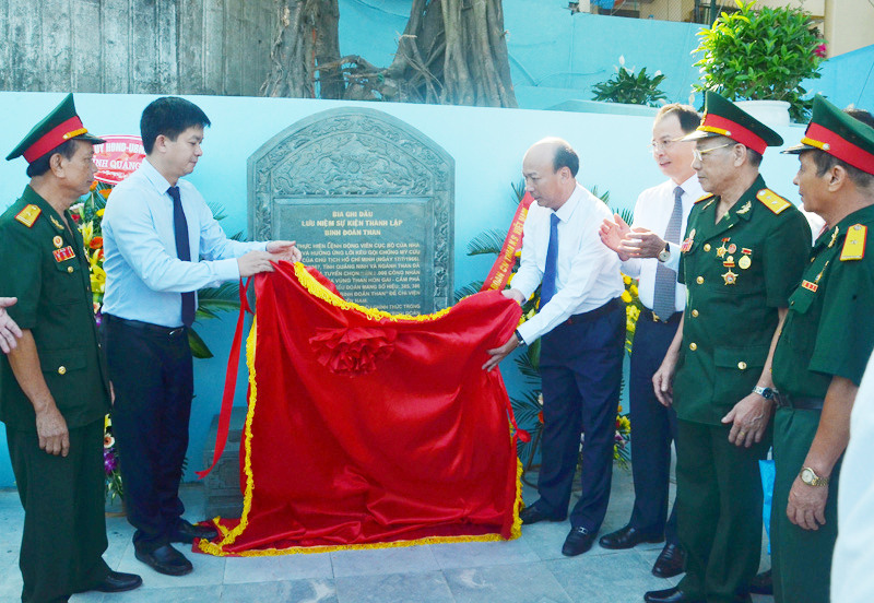 Lãnh đạo tỉnh và lãnh đạo ngành Than cùng các cựu chiến binh dự lễ gắn bia kỷ niệm nơi xuất quân của Binh đoàn Than.