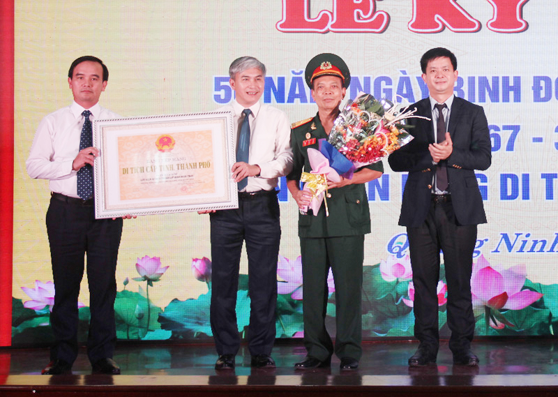 Đồng chí Lê Quang Tùng, Phó Chủ tịch UBND tỉnh, trao bằng xếp hạng di tích cho lãnh đạo TKV và Ban Liên lạc Binh đoàn Than.