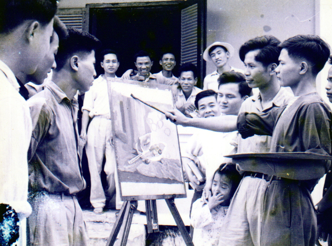 Hoạ sĩ Hoàng Công Luận (thứ hai, phải sang) hướng dẫn học viên trong một lớp vẽ công nhân.                    Ảnh: Tư liệu của hoạ sĩ Vũ Quý 