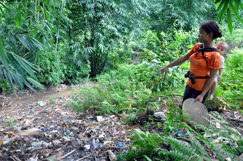 Người dân bản Nà Nhái (xã Vô Ngại, huyện Bình Liêu) thường mang rác ra bờ suối để đổ vì không có điểm tập kết, thu gom rác.