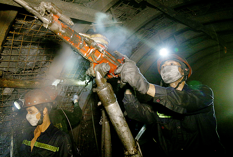 Công nhân Phân xưởng Đào lò 2, Công ty Than Nam Mẫu tổ chức khoan nổ mìn trong lò.