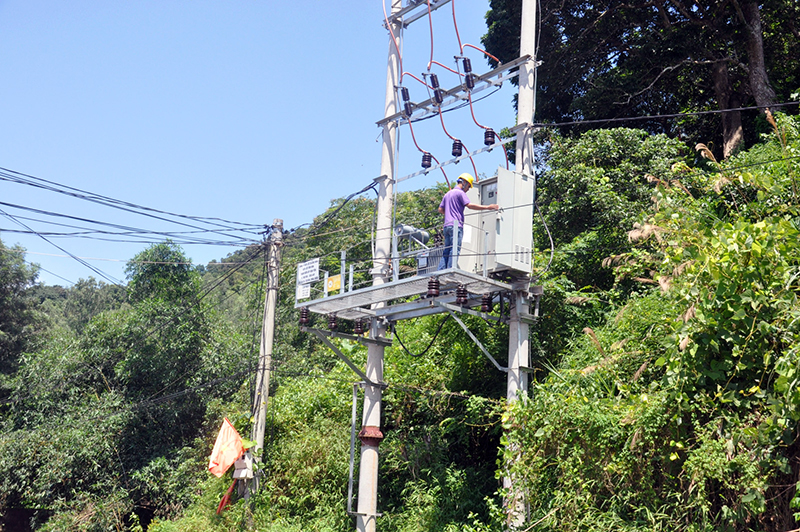 Hệ thống trạm biến áp mới được đầu tư, nâng cấp, đáp ứng tốt yêu cầu cung cấp điện cho người dân xã Vạn Yên (huyện Vân Đồn).
