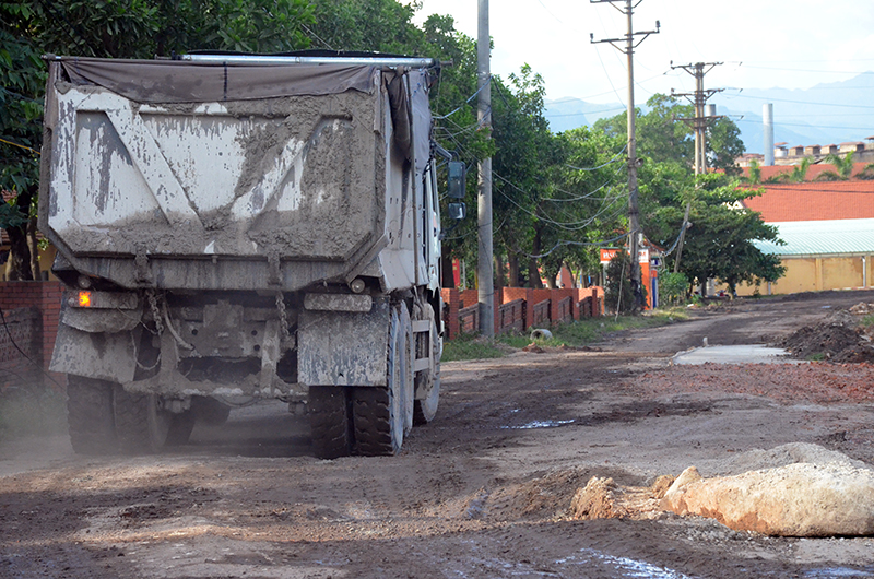 Xe tải chở vật liệu vào khu vực sản xuất của Công ty CP Xây lắp và Sản xuất VLXD Hà Khẩu gây ô nhiễm môi trường, ảnh hưởng trầm trọng đến đời sống của người dân.