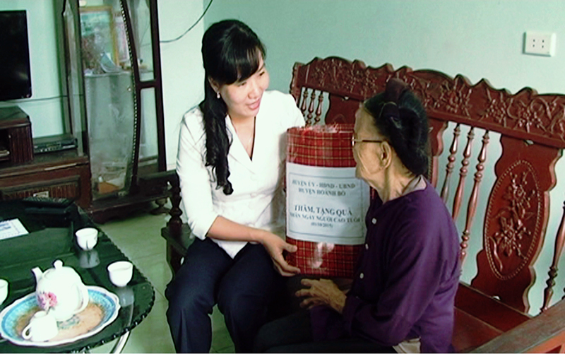 Đồng chí Nguyễn Thị Hạnh, Bí thư Huyện uỷ, Chủ tịch HĐND huyện Hoành Bồ, thăm, tặng quà gia đình chính sách trên địa bàn.