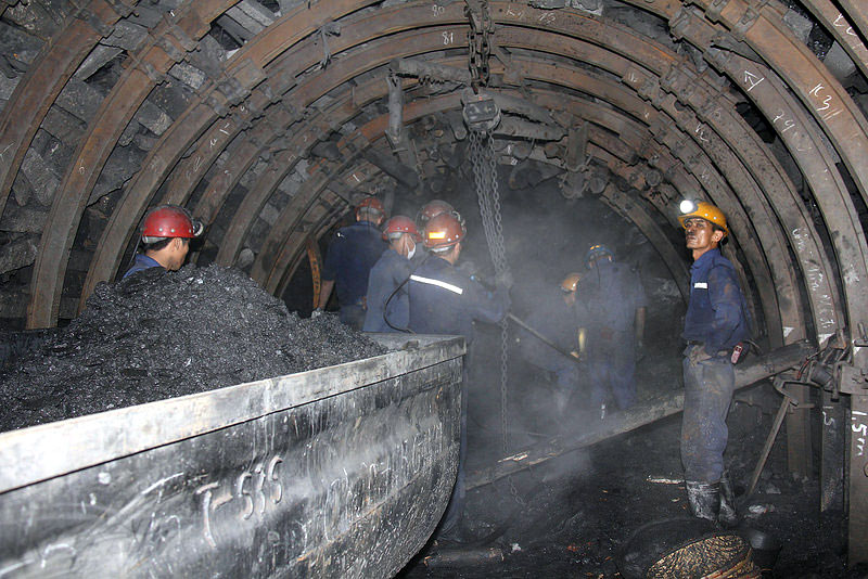 Khai thác than tại gương than Công trường Khai thác 1, vỉa H10, Cánh Tây, Công ty CP Than Mông Dương.