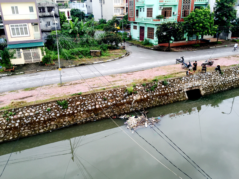 Để có điện sử dụng, người dân khu 8, phường Cao Xanh phải mắc điện vắt qua một con kênh.