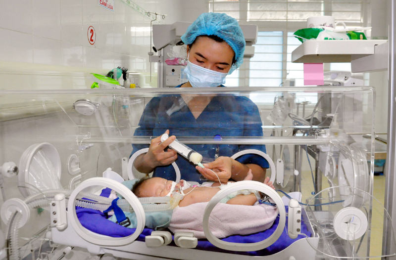 Nhân viên Khoa Sơ sinh, Bệnh viện Sản Nhi tỉnh, cho trẻ ăn sữa mẹ qua ống thông dạ dày.