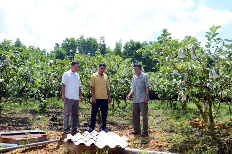 Ông Đặng Văn Tiến, Trưởng thôn 2, xã Bằng Cả (ngoài cùng, bên phải) hướng dẫn anh Nguyễn Văn Toản xây hầm biogas.