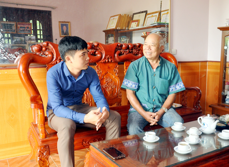 Bí thư Chi bộ, Trưởng thôn Bằng Anh (xã Tân Dân) Triệu Tiến Lộc (bên trái) trò chuyện, học hỏi kinh nghiệm từ người có uy tín trên địa bàn xã.