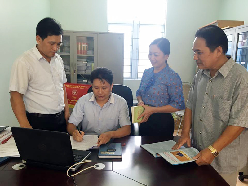 Cán bộ Ban Tuyên giáo Huyện uỷ Tiên Yên thảo luận triển khai nhiệm vụ công tác những tháng cuối năm 2017.