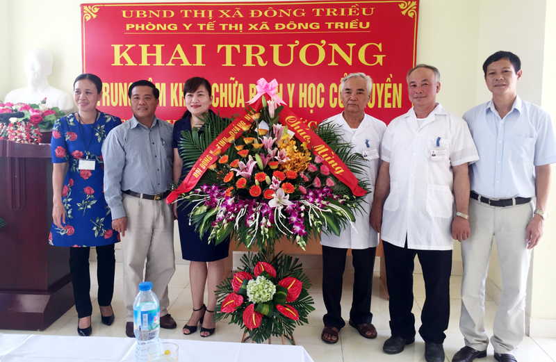Lãnh đạo Bệnh viện YHCT tỉnh - Hội Đông Y tỉnh và lãnh đạo TX Đông Triều tặng hoa chúc mừng khai trương Phòng khám chữa bệnh bằng YHCT