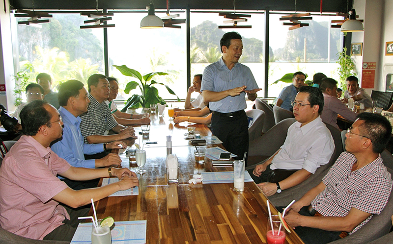 Phó Chủ tịch UBND tỉnh Nguyễn Văn Thành trao đổi với các doanh nghiệp tại buổi “Cafe doanh nhân”. Ảnh: Nguyễn Thị Thu Hồng (IPA Quảng Ninh)