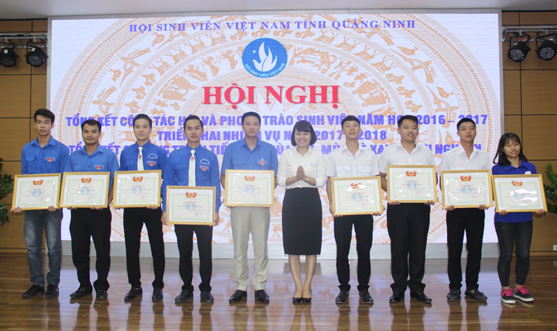 Hội Sinh viên Việt Nam tỉnh khen thưởng các cá nhân có thành tích xuất sắc trong công tác Hội và phong trào sinh viên năm học 2016-2017.