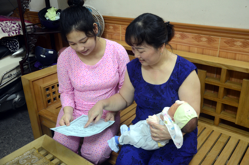 Gia đình bà Nguyễn Thị Hải, số nhà 152, tổ 20A, phường Quang Trung, TP Uông Bí vui mừng khi nhận được thư chúc mừng của địa phương vì có thêm thành viên mới.