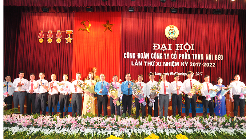 Lãnh đạo LĐLĐ tỉnh, Công đoàn Công nghiệp Than-Khoáng sản Việt Nam tặng hoa chúc mừng BCH Công đoàn Công ty CP than Núi Béo nhiệm kỳ mới.