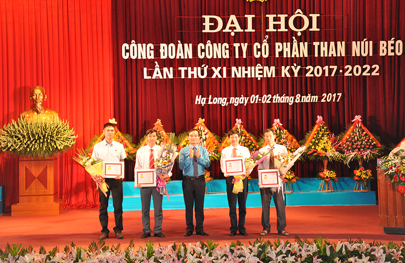 Nhân dịp này Tổng LĐLĐ Việt Nam tặng bằng khen cho 3 cá nhân...