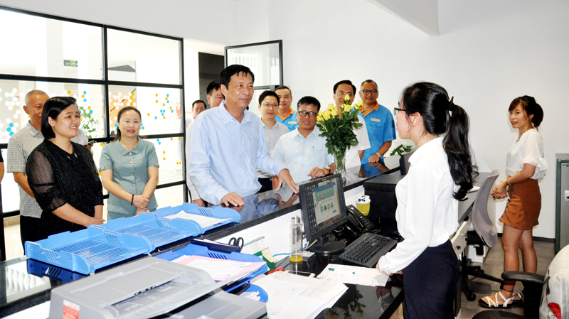 Đồng chí Bí thư Tỉnh ủy trò chuyện với cán bộ, công nhân Công ty TNHH KCN Texhong Việt Nam.