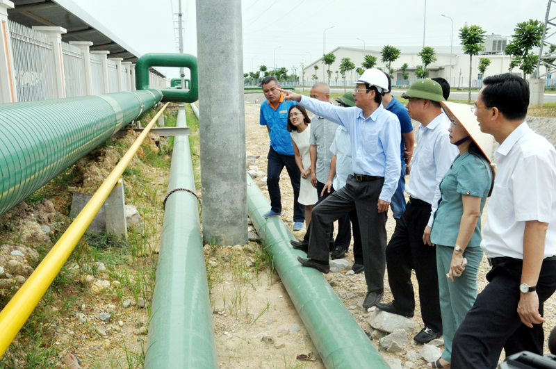 Đồng chí Bí thư Tỉnh ủy kiểm tra hệ thống đường ống dẫn hơi trong KCN Texhong Việt Nam.