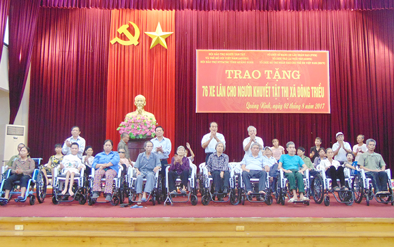 Hội Bảo trợ NTT&TMC tỉnh trao xe lăn cho người khuyết tật TX Đông Triều.