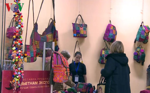 Gian trưng bày hàng thổ cẩm Việt Nam tại Hội chợ ở Trung tâm Thương mại Hà Nội-Moscow.
