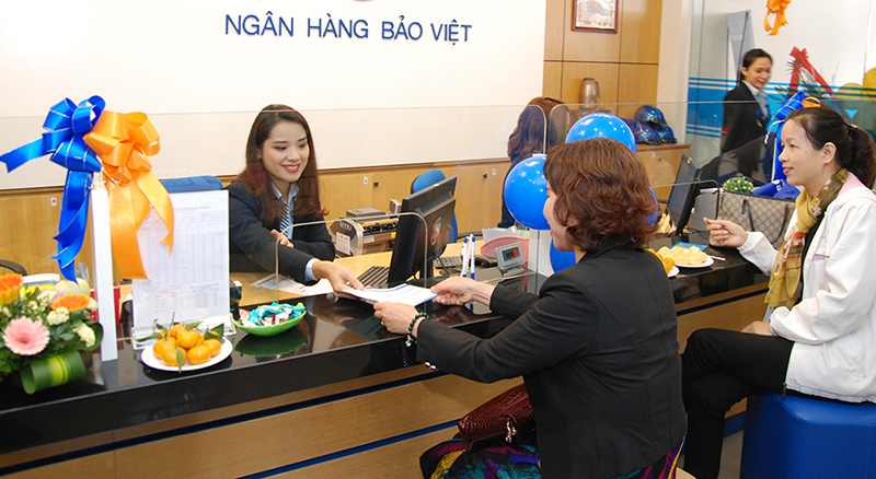 Khách hàng thực hiện mở thẻ ATM tại Baoviet Bank Quảng Ninh.