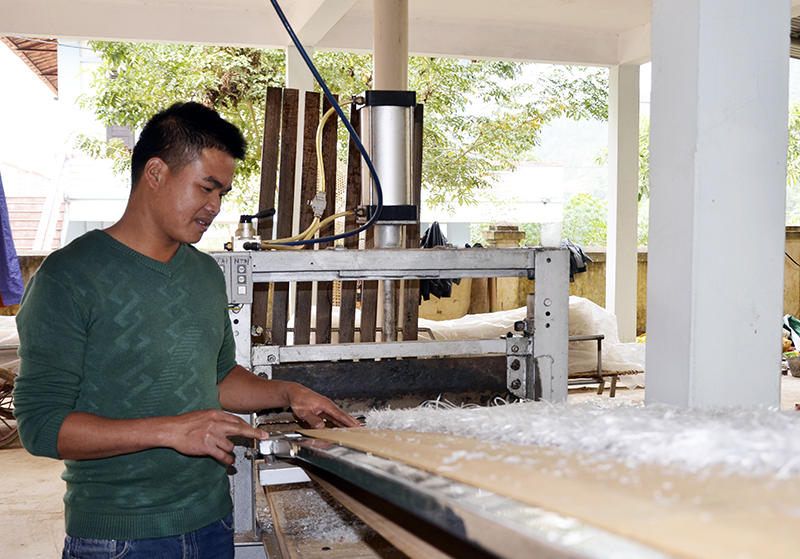 Anh La A Nồng, thôn Nà Ếch, xã Húc Động, huyện Bình Liêu - một tấm gương thanh niên DTTS khởi nghiệp thành công từ sản xuất miến dong Bình Liêu.