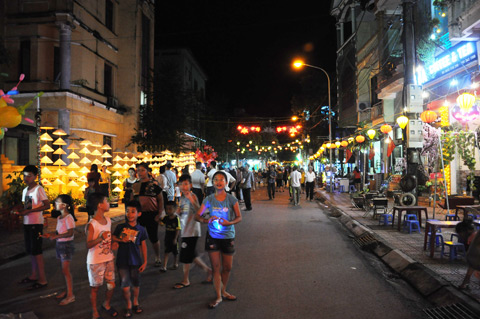 Tuyến phố thu hút nhiều người dân và du khách dạo bước 