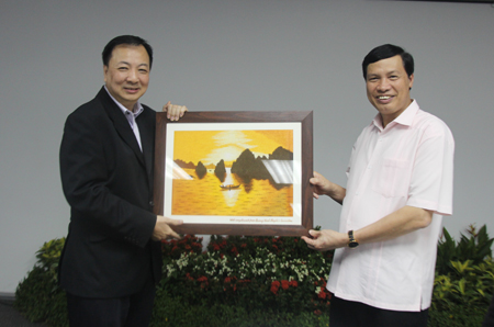 Chủ tịch UBND tỉnh Nguyễn Đức Long tặng quà đại diện Tập đoàn ST Electronics