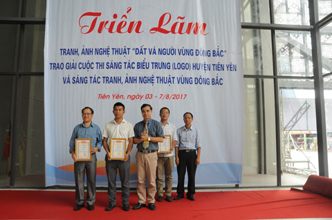 Đồng chí Hoàng Mạnh Hưng, Phó Chủ tịch UBND tỉnh trao thưởng cho các tác giả đoạt giải nội dung ảnh nghệ thuật 
