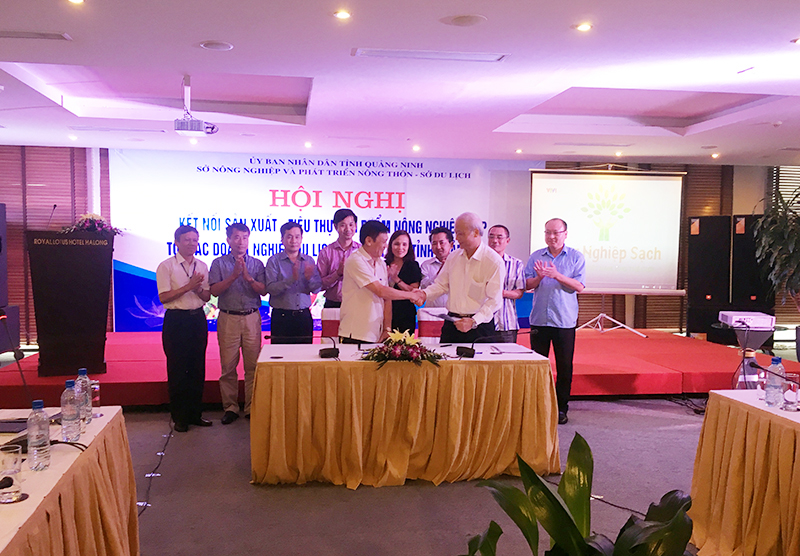 Công ty CP Đầu tư và Xây dựng Việt Long và Khách sạn Grand Hạ Long ký kết hợp đồng nguyên tắc tiêu thụ sản phẩm.