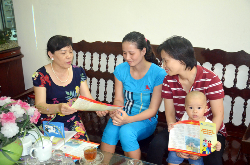 Bà Nguyễn Thị Phương, cộng tác viên dân số khu 1, phường Hồng Gai, TP Hạ Long (ngoài cùng, bên trái) phát tờ rơi, tuyên truyền về hệ lụy của mất cân bằng giới tính khi sinh cho phụ nữ trên địa bàn.