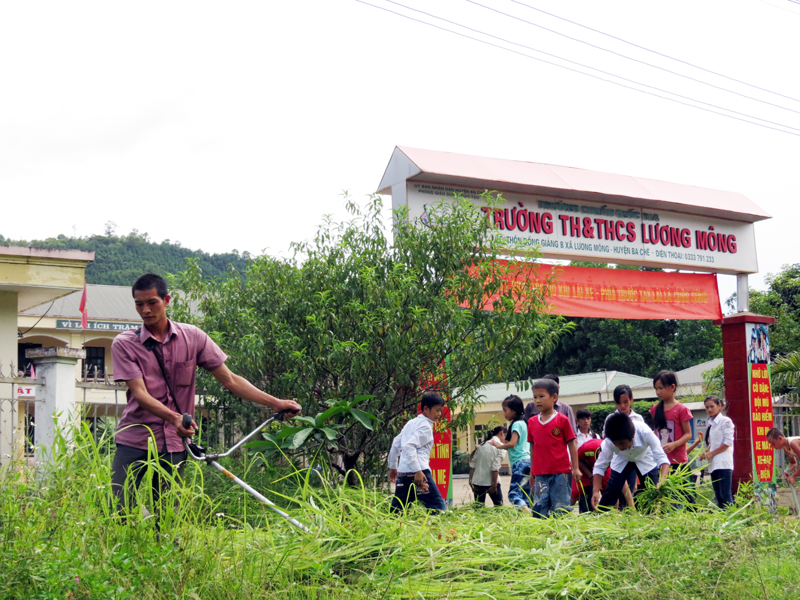 Thầy và trò Trường TH&THCS Lương Mông dọn vệ sinh môi trường quanh trường chuẩn bị cho năm học mới.
