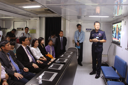 Đồng chí Nguyễn Đức Long, Chủ tịch UBND tỉnh thăm mô hình xe lưu động xử lý sự cố của Singapore.