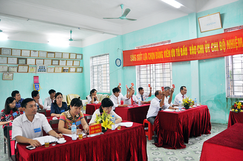 Các đại biểu biểu quyết thống nhất đề án nhân sự tại Đại hội Chi bộ thôn Đông Sơn, xã Tân Bình (huyện Đầm Hà).