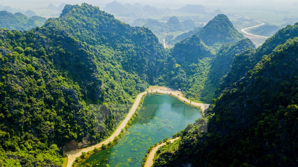 Động Am Tiên ẩn mình ở lưng chừng núi với nhiều câu chuyện lịch sử kỳ bí. (Ảnh: Minh Đức/TTXVN)