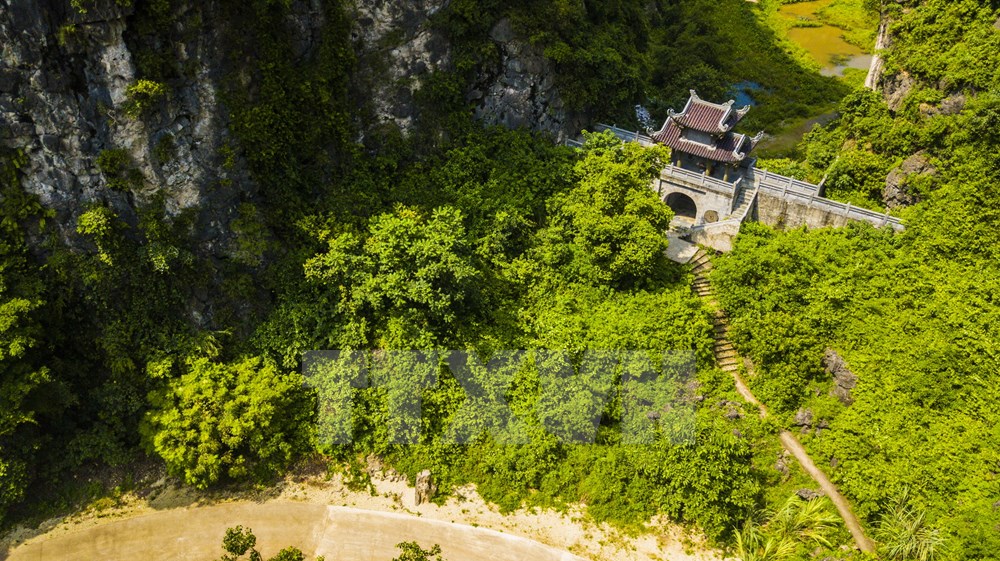 Từ cửa động Am Tiên phóng tầm mắt về phía mặt trời lặn là hồ nước rộng lớn được gọi là Ao Giải. (Ảnh: Minh Đức/TTXVN)