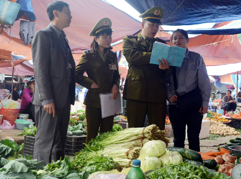 Đội QLTT số 6 TP Uông Bí cấp phát sổ nhật ký hàng hoá tại chợ Trung tâm Uông Bí.