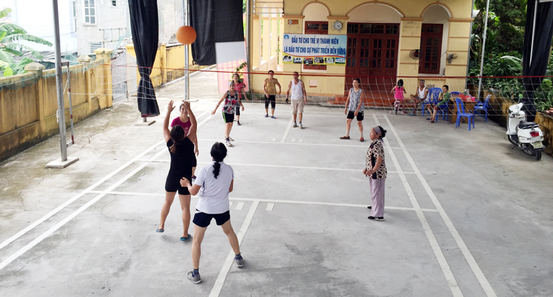 Người dân khu phố 4 (phường Trưng Vương) luyện tập thể thao tại Nhà văn hoá khu.