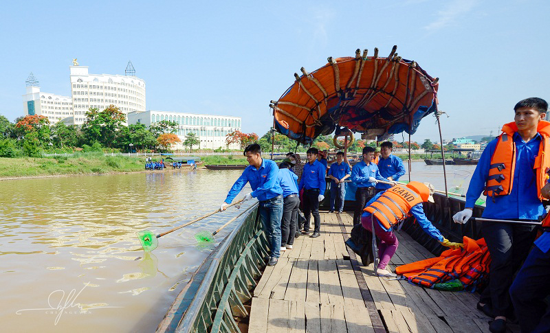 Thành Đoàn đã huy động hàng nghìn lượt ĐVTN tham gia dọn vệ sinh các khu phố, dọn rác trên sông Ka Long và các bãi biển.