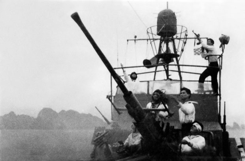 Bộ đội Hải quân nhân dân Việt Nam đánh trả máy bay Mỹ ngày 5-8-1964. (Ảnh tư liệu)