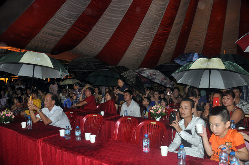 Mặc dù trời mưa khá to nhưng chương trình vẫn thu hút được sự hưởng ứng của đông đảo khán giả