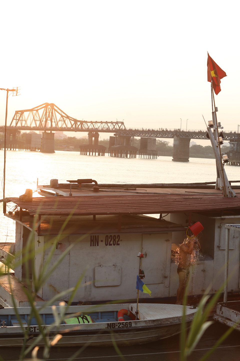 Một trong những chiếc thuyền của dân xóm chài sinh sống trên sông Hồng. Cầu Long Biên là cây cầu thép đầu tiên bắc qua sông Hồng tại Hà Nội, do Pháp xây dựng từ năm 1899 đến năm 1902, đến nay đã được hơn 100 năm tuổi.