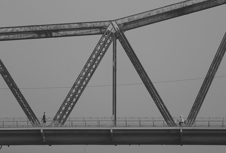 Trong nhịp sống thường nhật hiện nay, cầu Long Biên còn là nơi thu hút nhiều người dân hai quận Long Biên và Hoàn Kiếm tập thể dục vào mỗi buổi sáng hoặc chiều.  Cuộc thi 
