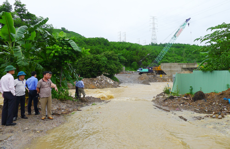 Kiểm tra điểm ngập lụt khu vực cầu Suối Váo- Dự án cao tốc Hạ Long - Vân Đồn